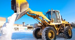 Stavebné stroje vám pomôžu aj s nečakaným snehom na konci zimy