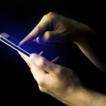 Na tmavý režim pozadia prechádzajú aplikácie i internetové stránky