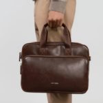 Pánska kabelka, do ktorej sa zmestí všetko - pomôžeme vám pred kúpou Pokiaľ ide o kabelky pre mužov, nájsť takú, do ktorej sa zmestí všetko, môže byť problém. Pánske kabelky sú často menšie ako dámske kabelka, čo sťažuje prenášanie všetkých nevyhnutných vecí. Existujú však určité typy kabeliek, ktoré sú špeciálne navrhnuté tak, aby pojali všetko, čo muž potrebuje. V tomto článku sa pozrieme na niektoré z najlepších možností pre pánske kabeôky, do ktorých sa zmestí všetko. Jednou z najlepších možností pre kabelky, do ktorej sa zmestí všetko, je pánska kabelka. Pánske kabelky nie sú určené na nosenie na chrbte, ale aj napriek tomu umožňujú veľké množstvo úložného priestoru. Zvyčajne majú niekoľko priehradok, vrátane hlavnej priehradky, do ktorej sa zmestia väčšie predmety, ako je notebook alebo oblečenie na prezlečenie, ako aj menšie priehradky na veci ako peňaženka alebo kľúče. Pánska kabelka alebo batoh? Ďalšou skvelou možnosťou pre kabelky, do ktorej sa zmestí všetko, je pánska kabelka. Kabelky sú často väčšie ako batohy a majú jednu hlavnú priehradku, do ktorej sa zmestí veľa vecí. Pánske kabelky sú tiež skvelé na víkendové pracovné pobyty, pretože pojmú veľa vecí a ľahko sa prenášajú. Môžete teda všetky dôležité dokumenty zbaliť do jednej tašky a neobávať sa toho, že ste sa niečo náhodou zabudli pri balení. Skvelou možnosťou je aj messenger taška, do ktorej sa zmestí všetko. Tieto kabelky sú navrhnuté na nosenie cez telo a zvyčajne majú veľkú hlavnú priehradku a niekoľko menších priehradiek na predmety, ako je laptop, telefón a peňaženka. Sú ideálne na prenášanie všetkých nevyhnutných vecí, či už idete do práce alebo vybavujete veci. Tote bag je ďalšou skvelou možnosťou pre kabelku, do ktorej sa zmestí všetko. Tote bag sú zvyčajne väčšie ako iné typy tašiek a majú jednu hlavnú priehradku, do ktorej sa zmestí veľa vecí. Sú ideálne na prenášanie kníh alebo iných veľkých predmetov. Tašky sú skvelé aj na každodenné použitie, pretože sa do nich zmestí všetko potrebné a ľahko sa prenášajú. Ako si zvoliť pánsku kabelku? Pokiaľ ide o výber tašky, do ktorej sa zmestí všetko, v konečnom dôsledku záleží na osobných preferenciách a príležitosti, na ktorú sa budú nosiť. Ruksaky, vaky na batožinu, kabelky na prenášanie a prenosné kabelky sú skvelé možnosti pre pánske kabelky, do ktorých sa zmestí všetko. Pred konečným rozhodnutím zvážte veci, ktoré musíte nosiť, a príležitosť, na ktorú ich budete používať. Na záver, nájsť kabelky, do ktorej sa pre mužov zmestí všetko, môže byť problém. Existujú však určité typy kabeliek, ktoré sú špeciálne navrhnuté tak, aby pojali všetko, čo muž potrebuje. Ruksaky, vaky na batožinu, tašky na prenášanie a prenosné tašky sú skvelé možnosti pre pánske tašky, do ktorých sa zmestí všetko. Pred konečným rozhodnutím zvážte veci, ktoré musíte nosiť, a príležitosť, na ktorú ich budete používať. Je tiež dôležité vybrať si tašku, ktorá sa pohodlne nosí, je odolná a vyhovuje vášmu osobnému štýlu ale taktiež bude spoľahlivým pomocníkom pre vaše každodenné potreby a zapadne skvelo do vášho životného štýlu.