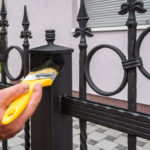 Kovové ploty a jarná údržba