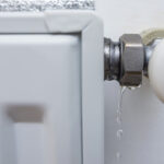 Unikajúca voda z poškodeného radiátorového ventilu – príklad zimnej poistnej udalosti spôsobenej mrazom.