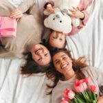 Kytica kvetov a darčeková krabička pripravená na oslavu Medzinárodného dňa žien.