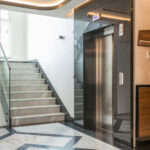Moderný osobný výťah v bytovej budove zvyšujúci komfort a bezpečnosť obyvateľov