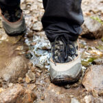 Turista kráča po mokrom horskom chodníku po daždi