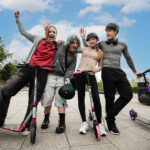 Športy na kolieskach – skateboard, kolobežka a korčule pripravené na jazdu