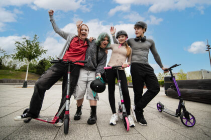 Športy na kolieskach – skateboard, kolobežka a korčule pripravené na jazdu