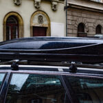 Strešný box na aute s viditeľnou vlhkosťou a kvapkami vody vo vnútri