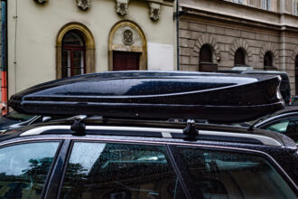 Strešný box na aute s viditeľnou vlhkosťou a kvapkami vody vo vnútri