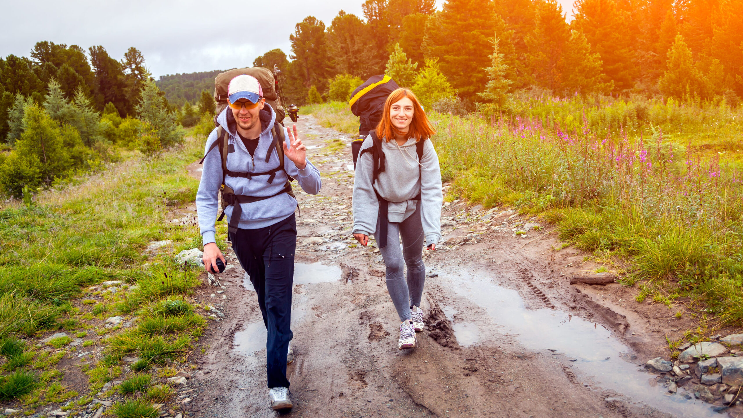 Turista kráča opatrne po mokrom a klzkom horskom chodníku
