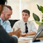 Podnikateľ podpisuje dokumenty pri založení s.r.o. cez sprostredkovateľskú firmu