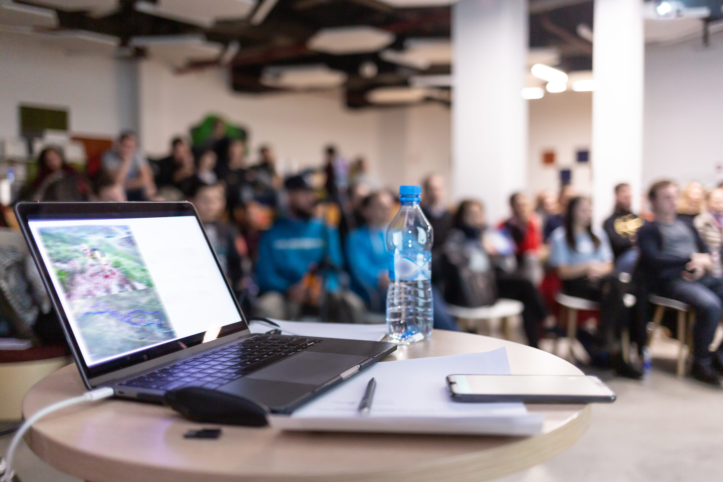 Návštevníci sa zastavujú pri firemnom stánku na evente.