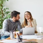 Partneri sa rozprávajú a trávia spolu čas v pokojnej atmosfére.