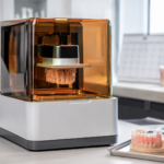Dentálna 3D tlačiareň vyrába zubnú protézu, v pozadí je kalendár znázorňujúci rýchle zhotovenie náhrady.