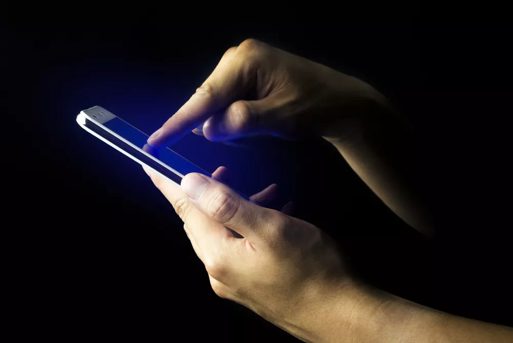 Na tmavý režim pozadia prechádzajú aplikácie i internetové stránky