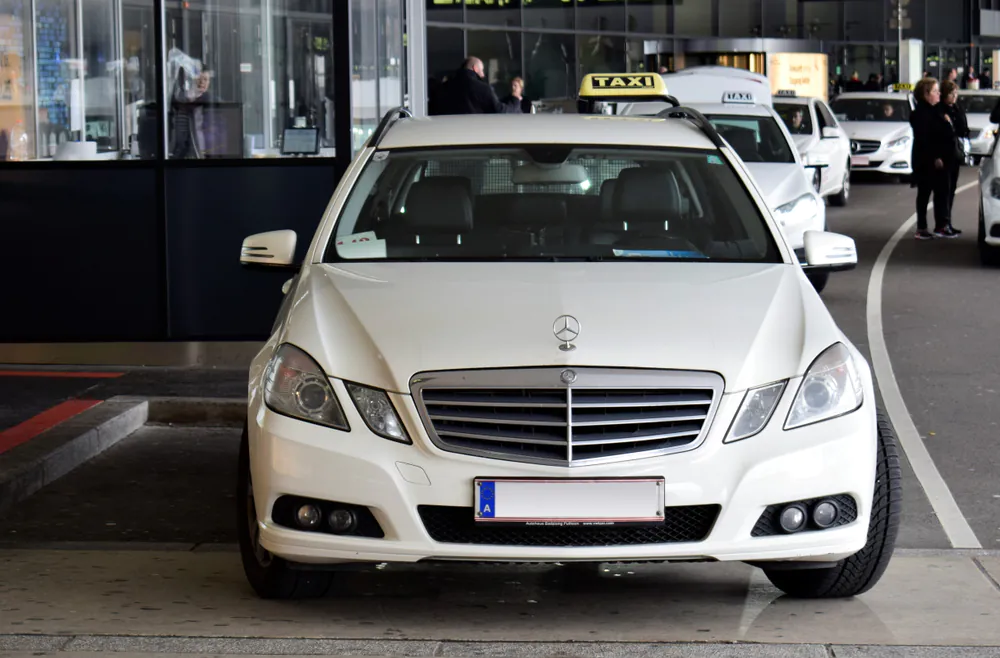 Taxi pripravené na odvoz cestujúcich z Bratislavy na letisko Schwechat alebo do Viedne.