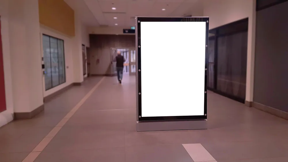 Interaktívny digitálny totem zobrazuje reklamu v obchodnom centre alebo verejnom priestore