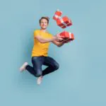 Muž sa usmieva počas zážitkového darčeka – jazdy športovým autom