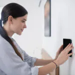 Zabezpečený dom s uzamknutou bránou a bezpečnostnou kamerou pred odchodom na dovolenku