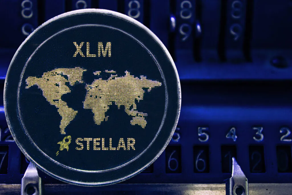 Logo kryptomeny Stellar a vizuálne znázornenie rýchlych cezhraničných blockchainových transakcií.