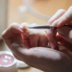 Chcete manikúru doma s dlhou výdržou? Praktické tipy, vďaka ktorým budú nechty vyzerať perfektne dlhšie.