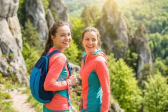 Doprajte si jarný reštart v prírode. Turistika a vedomá starostlivosť o telo zlepšia kondíciu aj pohodu.