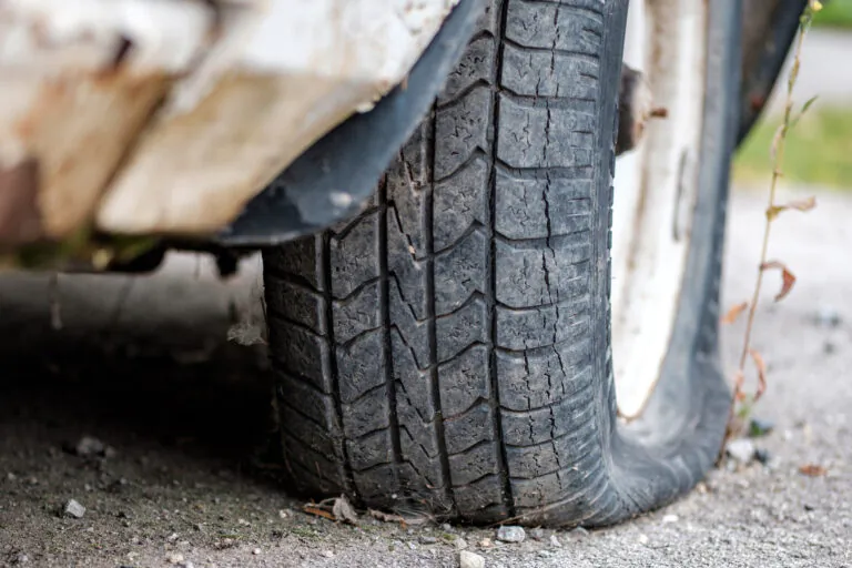 Dlhé státie auta môže poškodiť pneumatiky. Prehľad rizík a tipov na prevenciu.