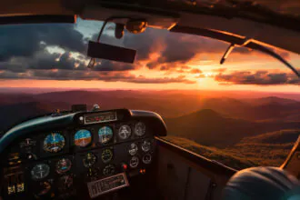 Rozosmiaty mladý pár si spoločne užíva netradičnú voľnočasovú aktivitu v exteriéri.