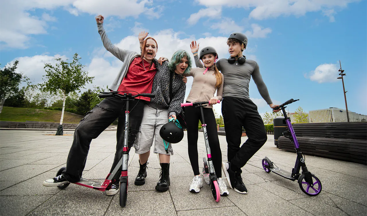 Športy na kolieskach – skateboard, kolobežka a korčule pripravené na jazdu
