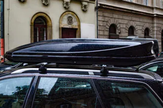 Strešný box na aute s viditeľnou vlhkosťou a kvapkami vody vo vnútri