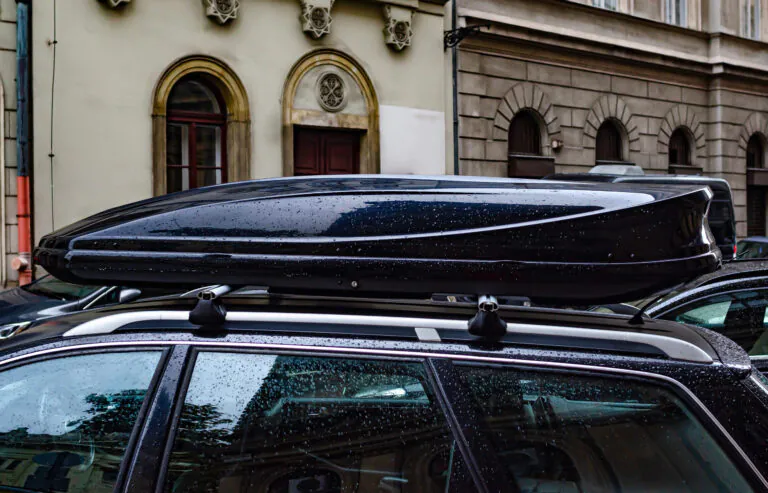 Strešný box na aute s viditeľnou vlhkosťou a kvapkami vody vo vnútri