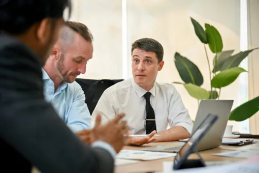 Podnikateľ podpisuje dokumenty pri založení s.r.o. cez sprostredkovateľskú firmu